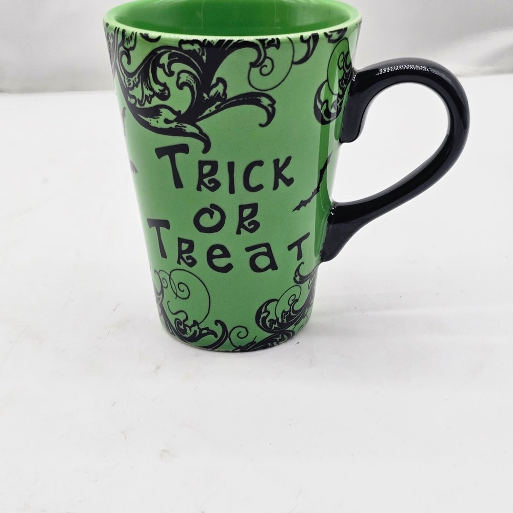Unbranded Coffee Mug Unisex OS Green Halloween Trick or Treat Bats Scroll